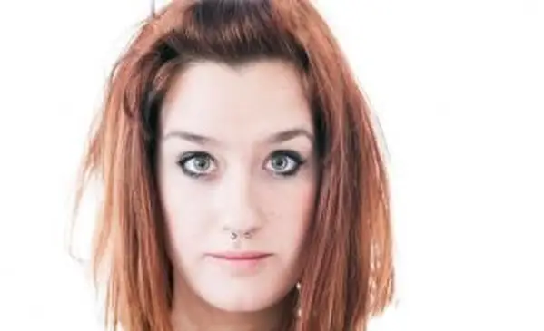 Ragazza con piercing al setto