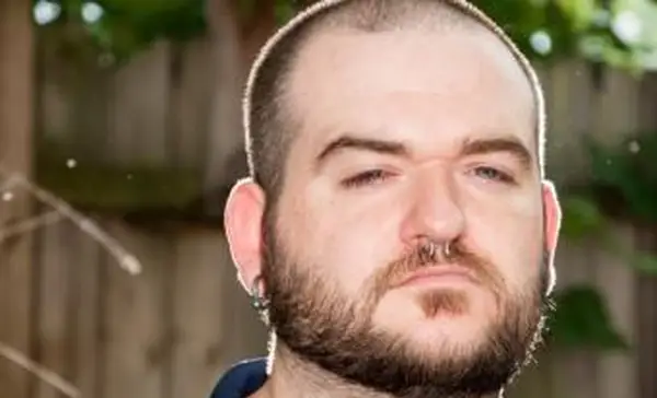 Uomo con piercing al setto