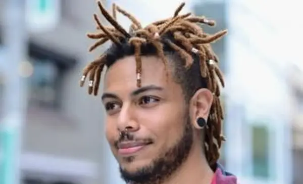 Donna con setto trafitto