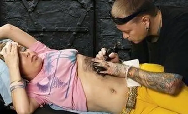 Ottenere i tatuaggi sulle costole può essere doloroso.