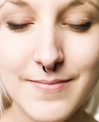 Mädchen mit Septumpiercing