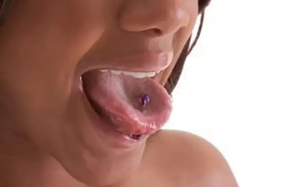 Sind Zungenpiercings schmerzhaft?
