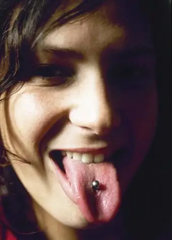 미드 라인 텅 피어싱