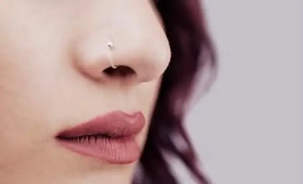 Piercing nez féminin