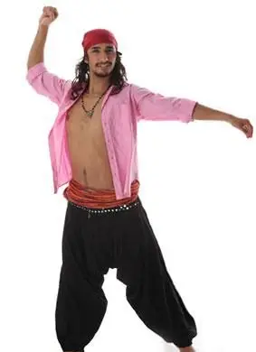 Cigano dançando com calças largas