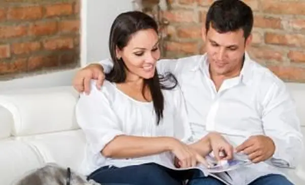 カタログを見ているカップル