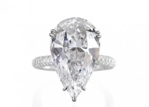 Image d'une bague de fiançailles en diamant en forme de poire