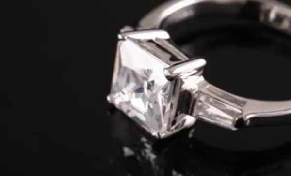 Pierścień z trzema kamieniami