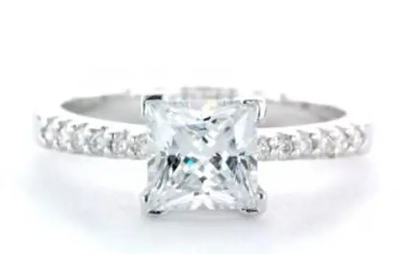 Pierścionki zaręczynowe o szlifie księżniczki