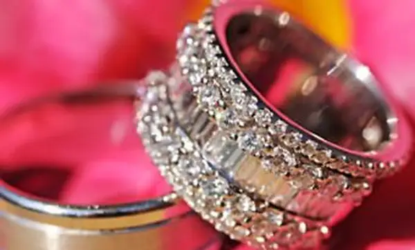 와이드 밴드 다이아몬드 웨딩 및 약혼 반지 찾기