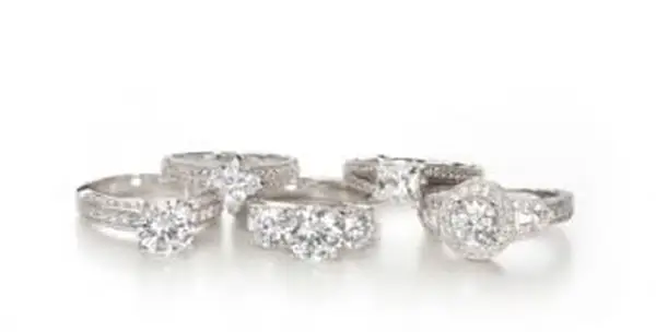 Cinco anillos de compromiso con detalles de chips de diamantes