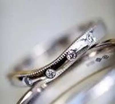 Banda de compromiso con chips de diamantes