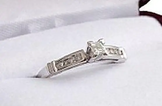 Anillos de compromiso con chip de diamante