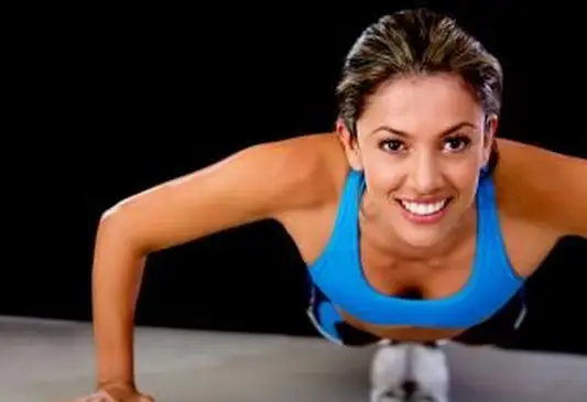 ¿Qué músculos funcionan las flexiones?