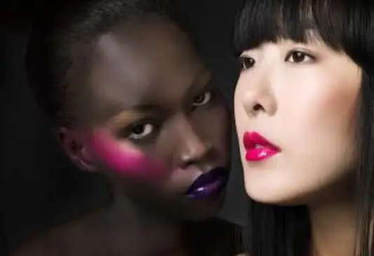 נשים עם איפור בהיר