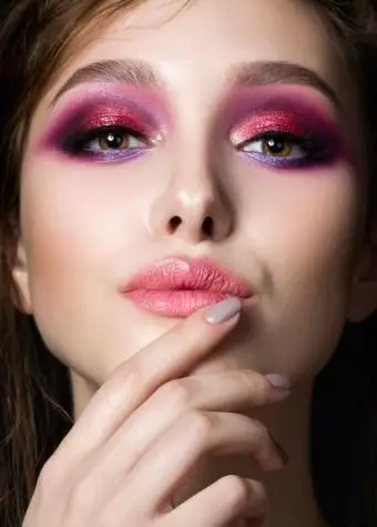 צילום מקרוב, דיוקן, של, אישה יפה, צעירה, עם, ורוד, עיניים מעושנות ושפתיים