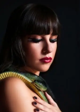 Zdôraznenie úst pomocou egyptských techník líčenia