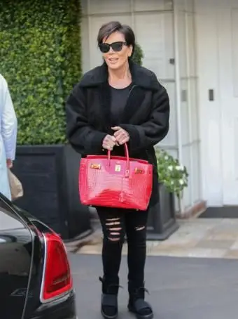 Kris Jenner segurando uma bolsa Birkin