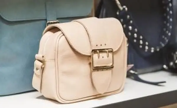 Najlepšie značky kabeliek iných ako dizajnérov