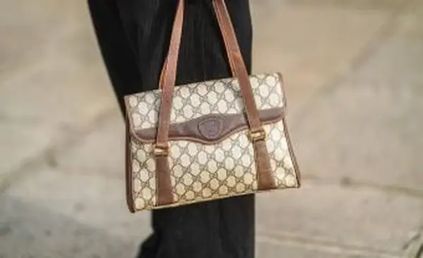 bolsa com monograma Gucci marrom