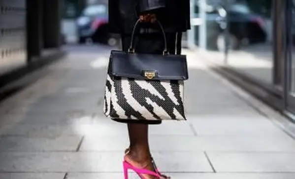 Bolsa Ferragamo dois tons preto branco