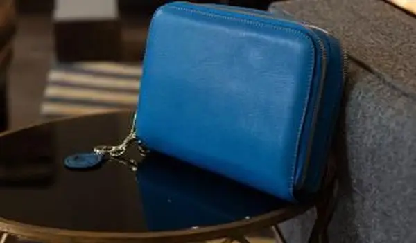 Carrie compacte en cuir bleu froid