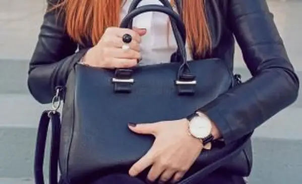 큰 검은 핸드백을 들고 여자