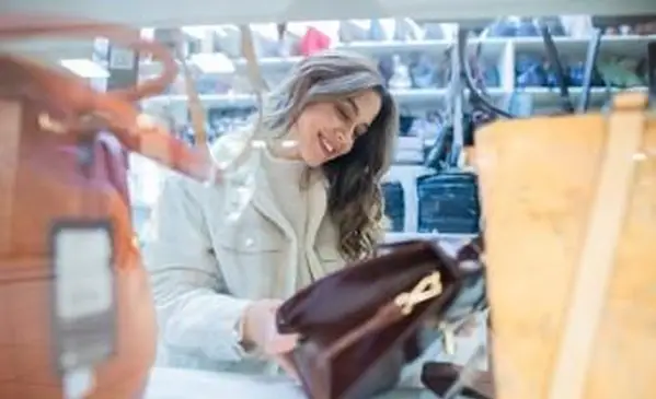 Cliente com bolsa de couro