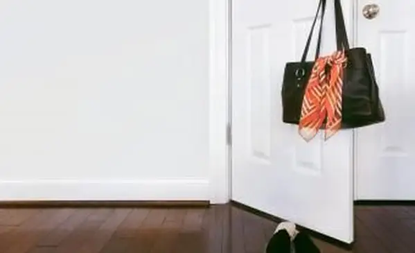 Wie man einen Schal an einer Handtasche bindet: 7 Wege, um Flair zu verleihen