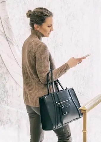 Mujer con bandolera de piel