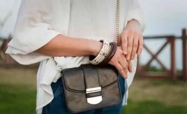 Mujer, llevando, bandolera