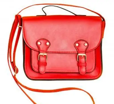 Cartera roja con hebillas