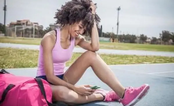 Mujer con bolsa de lona
