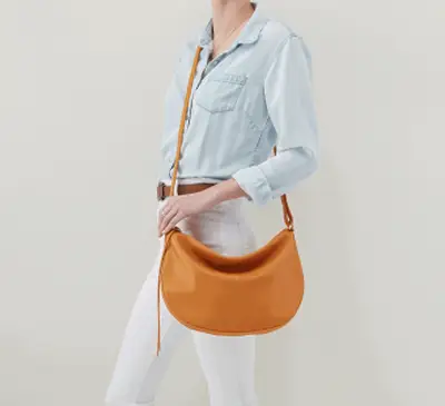 תיק הפאוץ 'בצבע חום