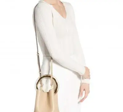 אישה לובשת תיק מקסי בוטגה ונטה