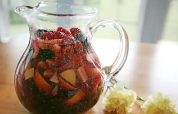 dzbanek z czerwonym winem sangria na stole