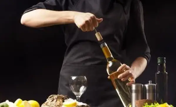シェフがレモンと牡蠣のイタリアンドライワインを開きます