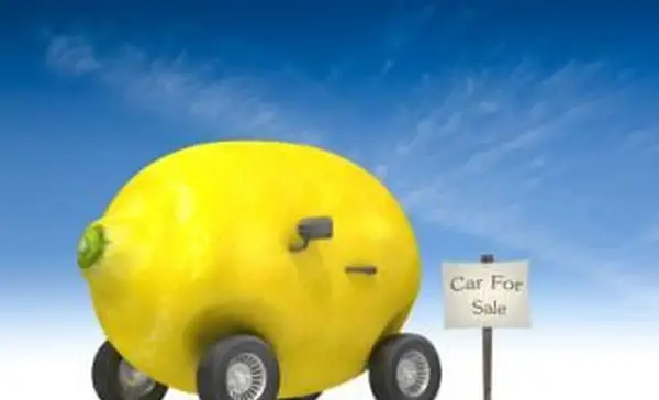 Cytryna na parkingu samochodowym