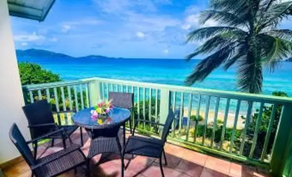 Vista al balcón frente a la playa de Long Bay