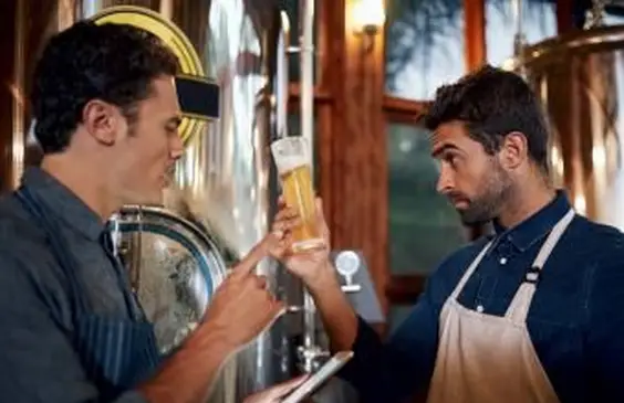 맥주를 검사하는 양조장에서 두 남자