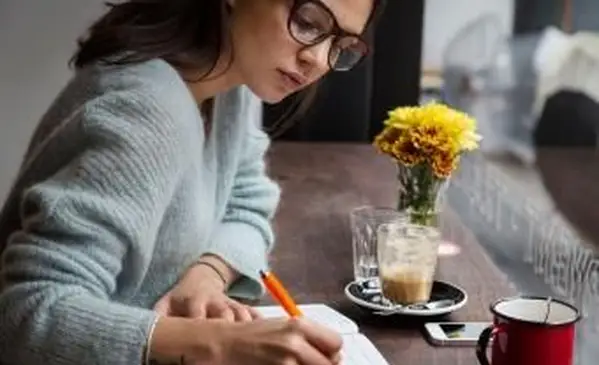 카페에서 노트북에 쓰는 여자