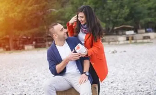 女性はビーチで彼女の夫を驚かせる