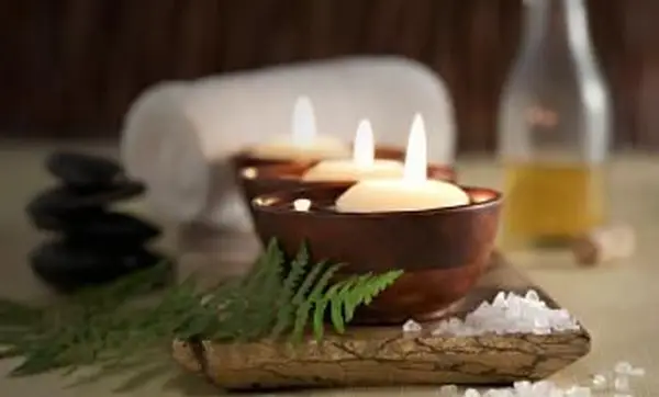 キャンドルとマッサージオイル