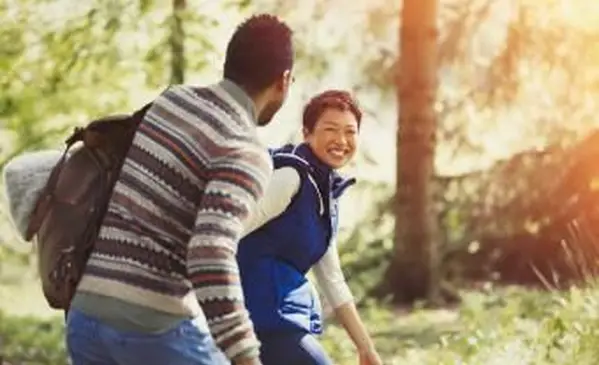 デイパックでのカップルハイキング