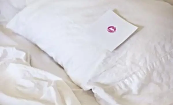 Pożegnalny pocałunek na poduszce