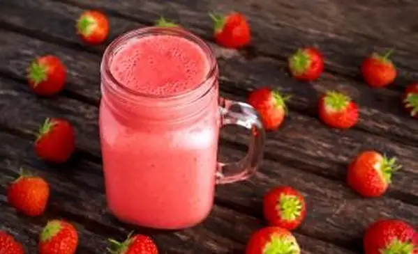 Jahodový smoothie bez receptu na jogurt a chutné tipy
