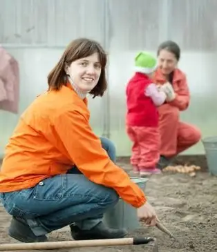 mulher plantando sementes