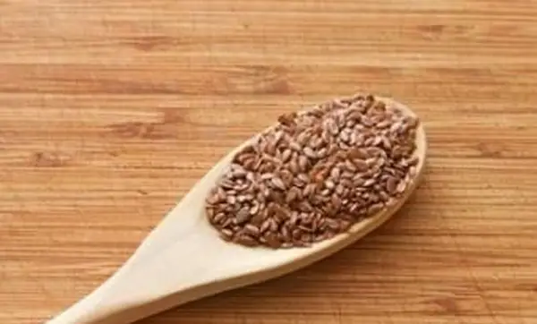 Más de 20 beneficios del aceite de linaza para las mujeres