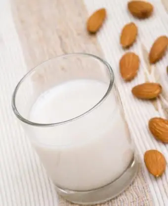 8 Vorteile von Mandelmilch, die Sie dazu verleiten, es auszuprobieren