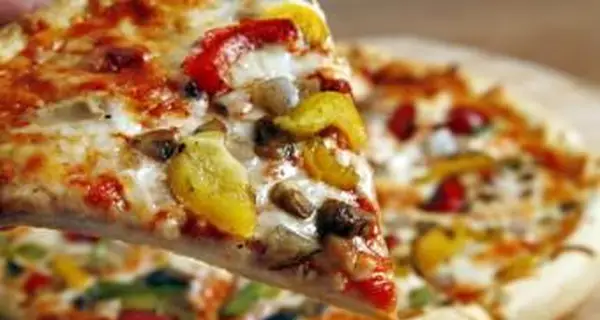 Pizza formaggio e verdure